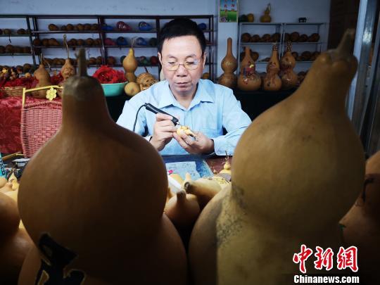 安徽临泉烙画葫芦走俏海外市场